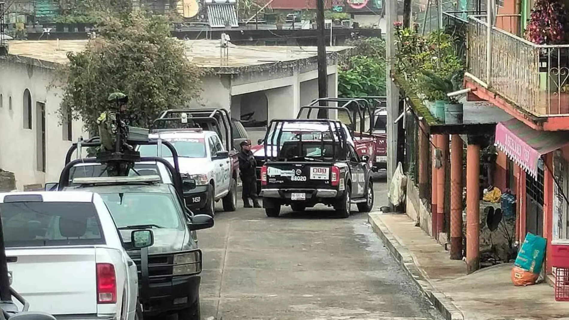 Movilización policiaca tras asesinatos en colonia Nueva en Hueytamalco